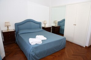 Habitación clásica doble (CAMERA BLU) | Escritorio, wifi gratis, ropa de cama