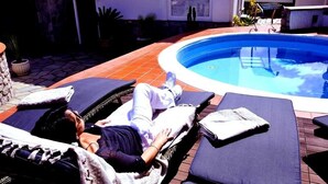 A poolside area with lounge chairs and a swimming pool. - La Cicas (Anacapri)