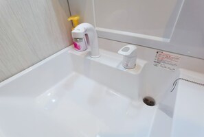 Appartement (for 8 Guests, 1F) | Badkamer | Een bad/douchecombinatie, gratis toiletartikelen, een haardroger