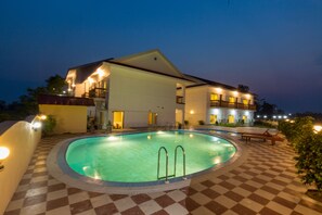 Outdoor pool, pool loungers - Hotel Earth Light (Sauraha)