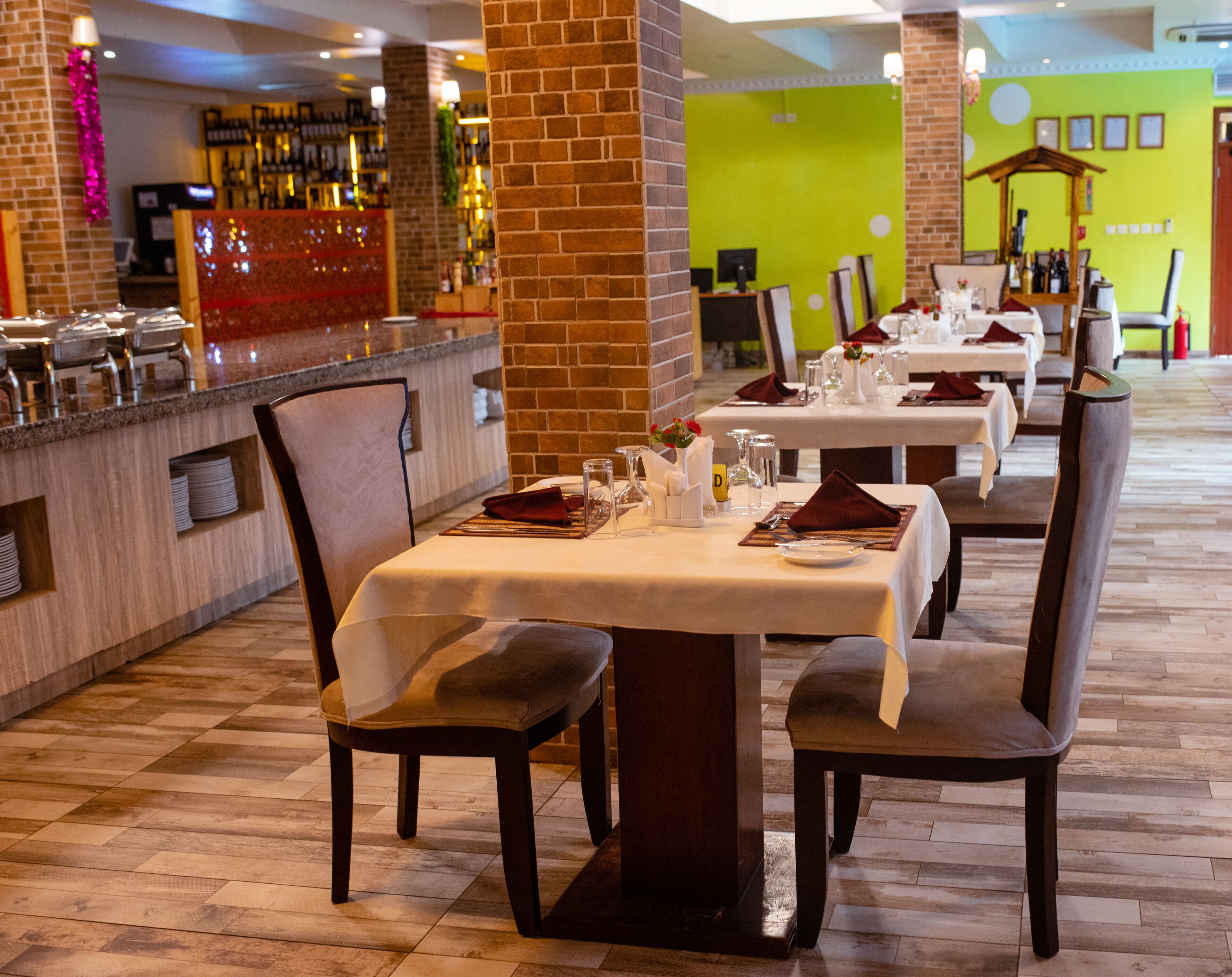 供应早餐、午餐和晚餐