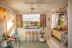 1 habitación, caja de seguridad en la habitación y escritorio