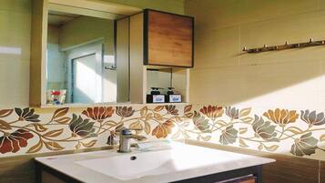 高级四人房 | 客房内保险箱、办公桌、熨斗/熨板、免费 WiFi