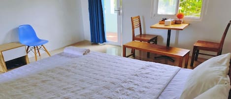 Cofres nos quartos, escrivaninha, ferros/tábuas de passar roupa