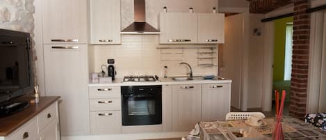 Een koelkast, een microgolfoven, een oven, een kookplaat