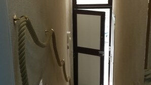 A narrow hallway with a door at the end. - SEGESTA - Le Bouquet (Salemi)