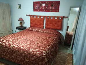 1 bedroom, desk