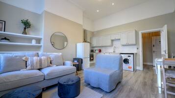 Superior House, Private Bathroom, City View (30 Rodney Street) | Interior