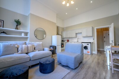 Rodney Street Luxury Townhouse, Sleeps 30, Central and Stylish Apartments