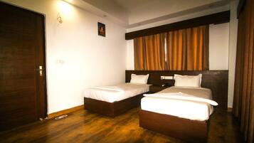 Deluxe Double or Twin Room | Soundproofing, iron/ironing board, rollaway beds, free WiFi