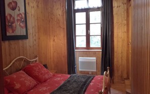 2 bedrooms, iron/ironing board, bed sheets