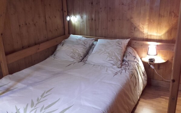 2 bedrooms, iron/ironing board, bed sheets