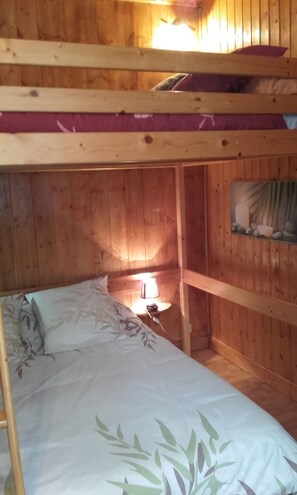 2 bedrooms, iron/ironing board, bed sheets