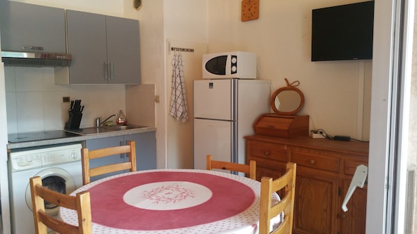Refrigerador, microondas, placa de cocina, cafetera/tetera