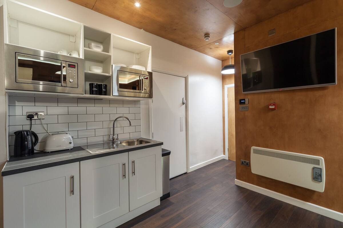 Apartamento Grand, varias camas (Apt 2) | Cocina básica privada | Frigorífico, microondas y utensilios de cocina