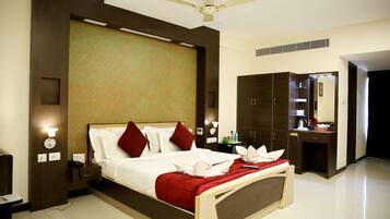 Elite Double Room | 1 bedroom, in-room safe, desk, soundproofing