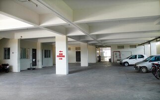Un amplio estacionamiento interior con pilares de concreto y techo despejado.