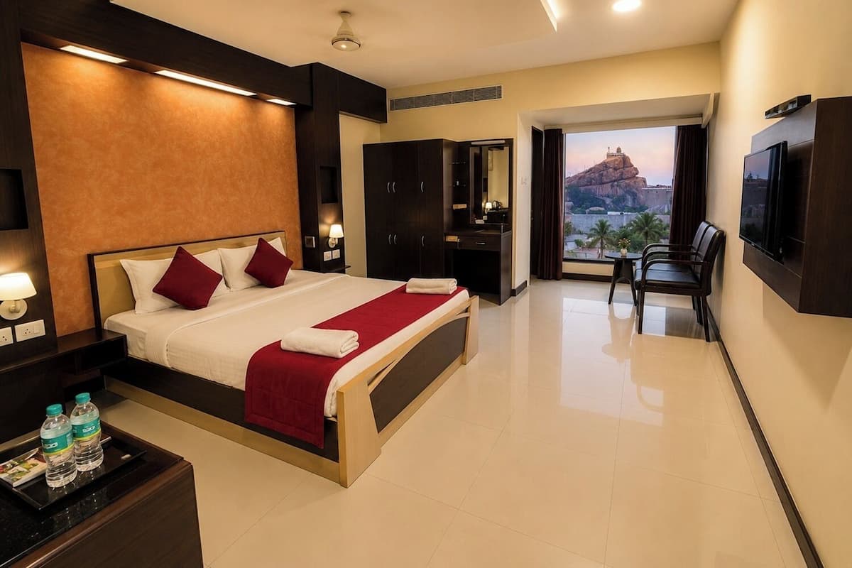 Club-Doppelzimmer, 1 King-Bett, Nichtraucher, Stadtblick | 1 Schlafzimmer, Zimmersafe, Schreibtisch, schallisolierte Zimmer