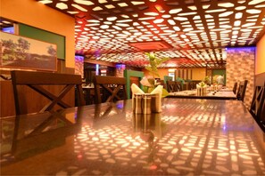 2 restaurantes, se sirven desayunos, comidas, cenas y cocina india