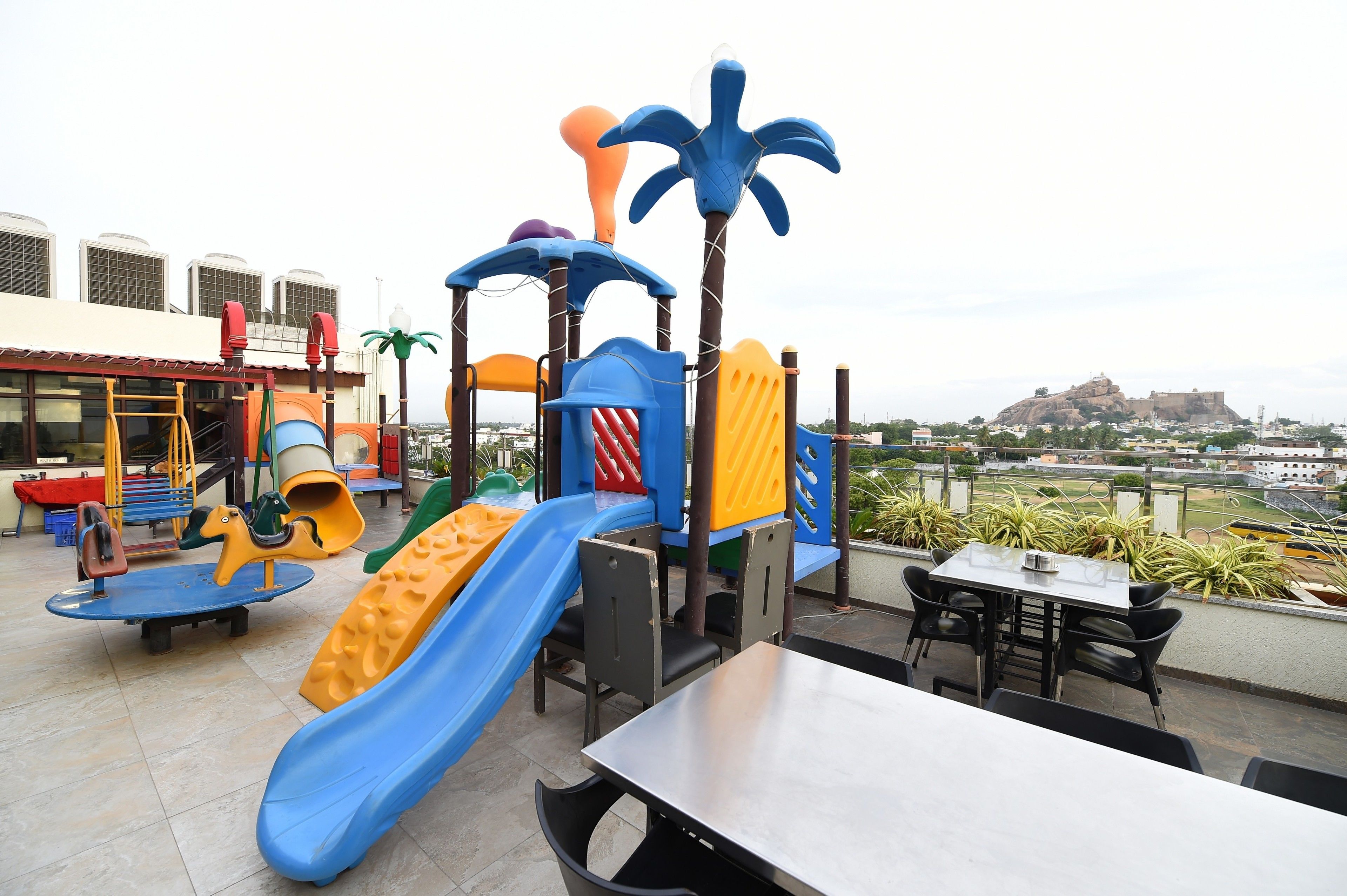 Tempat bermain anak – indoor