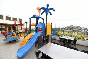 Área de juegos infantiles techada