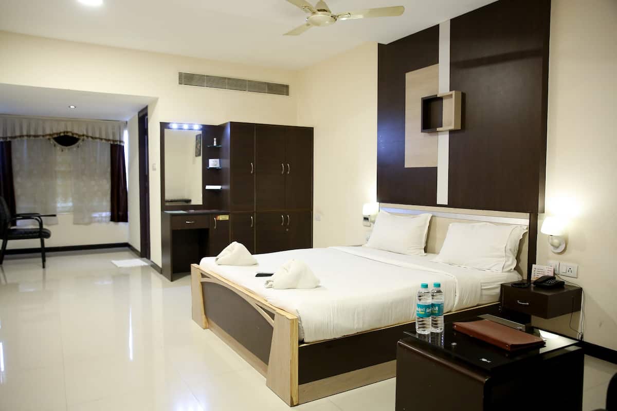 Kamar Double Klub, 1 Tempat Tidur King, Bebas Asap Rokok, pemandangan kota | 1 kamar tidur, brankas, meja kerja, dan kedap suara