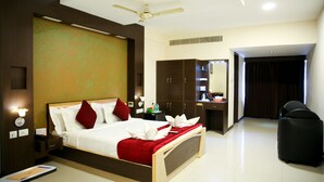 A hotel room with a bed, a wardrobe, a desk, and a chair. - HOTEL ROCK FORT VIEW by Park Elanza (Tiruchirappalli)