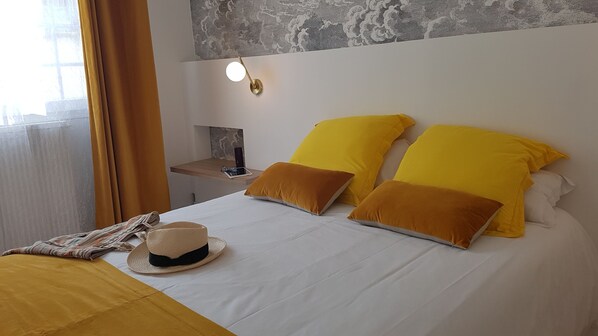 1 chambre, fer et planche à repasser, lit de bébé portatif