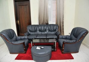 Kaupunkihuoneisto, 1 suuri parisänky, tupakointi kielletty | Olohuone | 32–tuumainen taulutelevisio, jossa satelliittikanavat