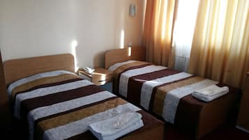 Habitación estándar doble | Tabla de planchar con plancha, wifi gratis, ropa de cama