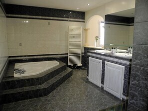 Baignoire, sèche-cheveux, serviettes fournies, savon