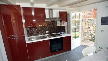 Kühlschrank, Mikrowelle, Ofen, Herdplatte