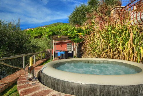 Paradise Cottage with garden and private Jacuzzi