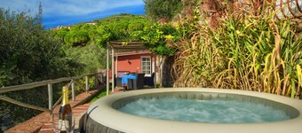 Paradise Cottage with garden and private Jacuzzi