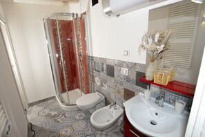 Shower, hair dryer, bidet, towels