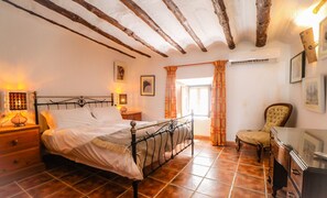 3 bedrooms, desk, iron/ironing board, travel cot - Calle Horno - Tres habitaciones para seis personas. (Castril)