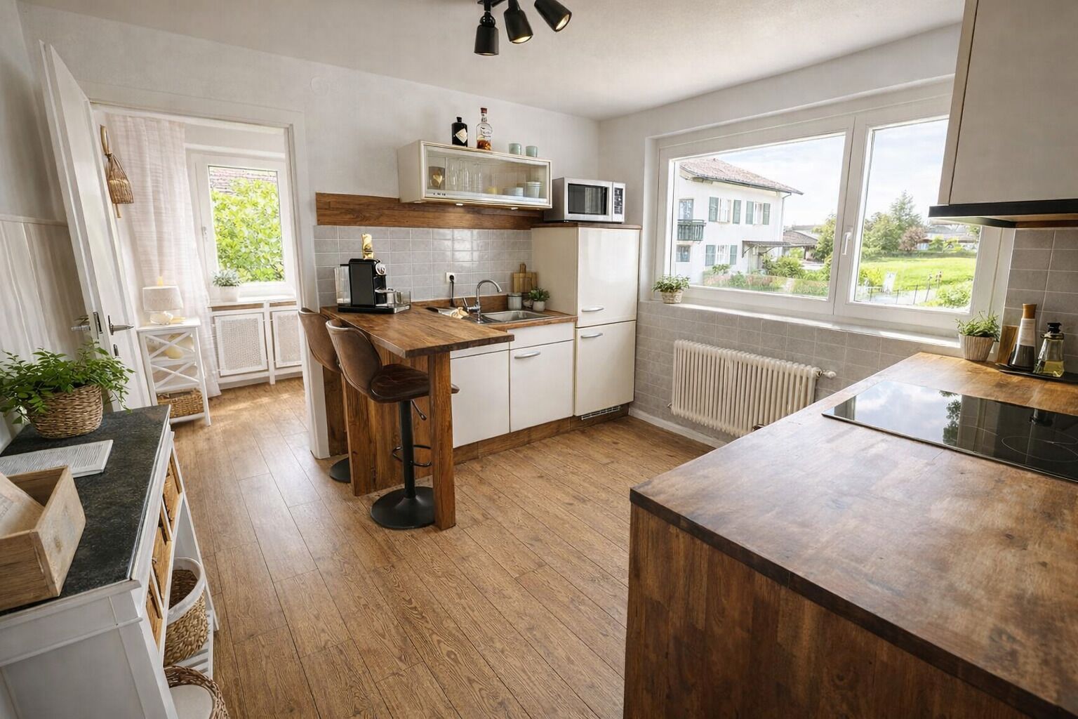 Een koelkast, een magnetron, een oven, een kookplaat