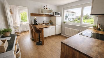 Een koelkast, een magnetron, een oven, een kookplaat