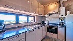 Private kitchen - 1 bedroom apartment Carina with beautiful sea views (Porches)