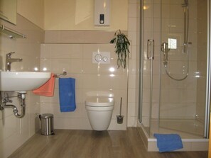 Combined shower/bathtub, towels, toilet paper - Holiday house "An den Moselwiesen" (Bruttig-Fankel)
