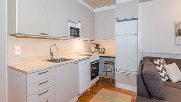 Kylskåp, mikrovågsugn, diskmaskin och grytor/köksredskap