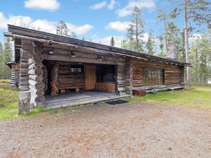 En hytte med veranda, et vindue og en dør.