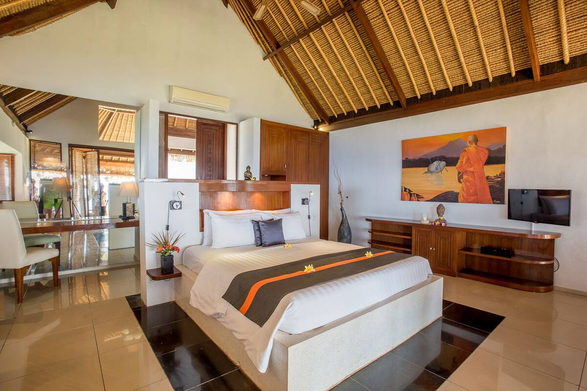 Premium bedding, pillow-top beds, minibar, in-room safe