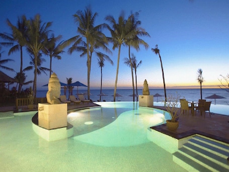 Útilaug, opið kl. 07:00 til kl. 20:00, sólhlífar, sólstólar