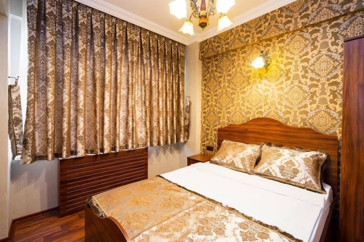 خزنة داخل الغرفة وتجهيزات عازلة للصوت ومكواة/لوح كي وواي فاي مجانًا