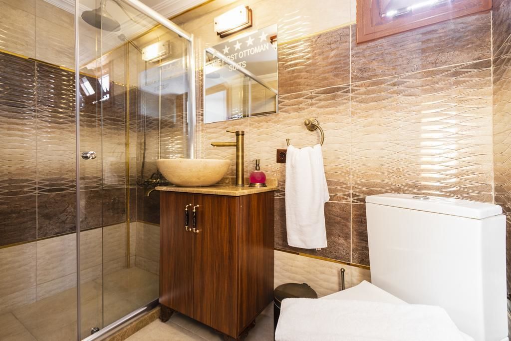 Shower, rainfall showerhead, free toiletries, hair dryer