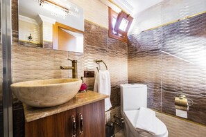 تجهيزات دش، دُش غزير، مستلزمات مجانية للعناية الشخصية، مجففات شعر