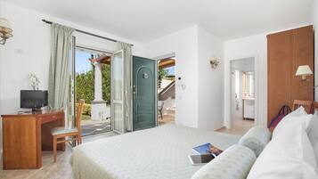 Une chambre à coucher avec un lit, un bureau, une chaise et un téléviseur.
