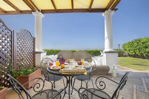 Phòng Suite Deluxe | Khu vực ăn uống tại phòng