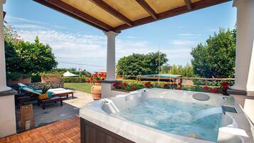 Suite – deluxe | Minibar, safe på rommet, individuelt dekorert og individuelt innredet